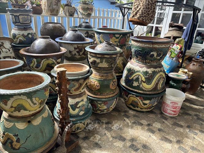 Gần 600 bình gốm, chậu gốm cổ được thu giữ tại nhà của đối tượng Lê Nhựt Minh. Ảnh: TTXVN phát