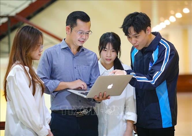 Khoa CNTT tự hào là nơi khơi nguồn cho những tương lai tài năng và sáng tạo trong lĩnh vực Công nghệ thông tin tại Việt Nam, tận tâm đào tạo và trang bị cho sinh viên kiến thức chuyên sâu về lĩnh vực công nghệ Thông tin, từ phát triển ứng dụng đến quản lý hệ thống thông tin... Ảnh: Thanh Tùng - TTXVN 