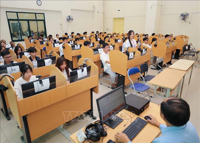 Bên cạnh việc đào tạo chính quy, do nhu cầu của xã hội, Khoa CNTT đã đào tạo các lớp hệ vừa học vừa làm, hệ từ xa cho các vùng miền trong cả nước, giúp tạo nguồn nhân lực để phát triển kinh tế, xã hội và giáo dục. Ảnh: Thanh Tùng - TTXVN 