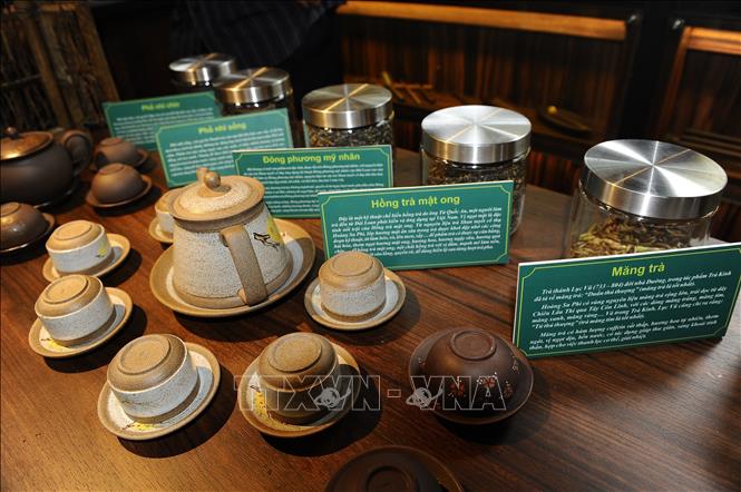 Các loại trà và bộ ấm pha trà được giới thiệu tại “Không gian văn hóa Trà Việt”. Ảnh: Mạnh Khánh - TTXVN