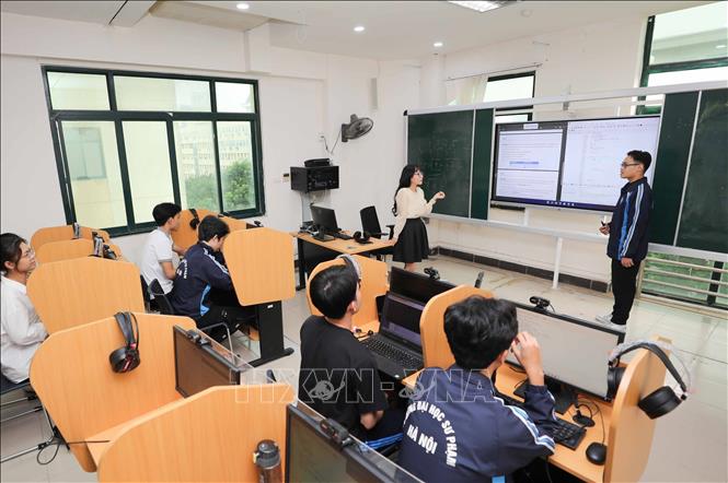 Năm 2004 mã ngành đào tạo thạc sĩ Khoa học máy tính được mở, 4 năm sau đó có thêm 2 mã ngành thạc sĩ là hệ thống thông tin và lý luận và phương pháp dạy học bộ môn Tin học; năm 2014 cùng một số khoa khác trong trường, Khoa CNTT đã mở thêm chương trình đào tạo cử nhân sư phạm tin học dạy bằng tiếng Anh. Ảnh: Thanh Tùng - TTXVN 