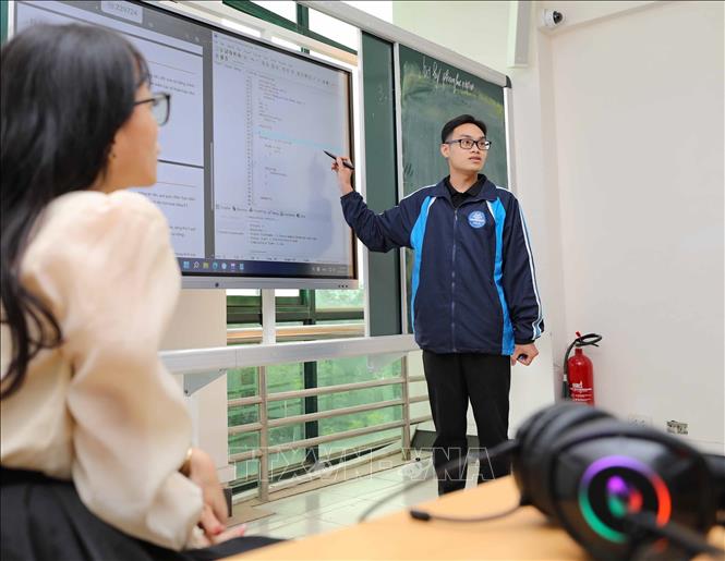 Với phương châm học đi đôi với hành, Khoa CNTT thường xuyên có các hoạt động hợp tác với các công ty công nghệ và các trường học trên địa bàn Hà Nội, đem đến cho sinh viên cơ hội tiếp xúc với môi trường làm việc thực tế khi còn ngồi trên ghế nhà trường. Ảnh: Thanh Tùng - TTXVN