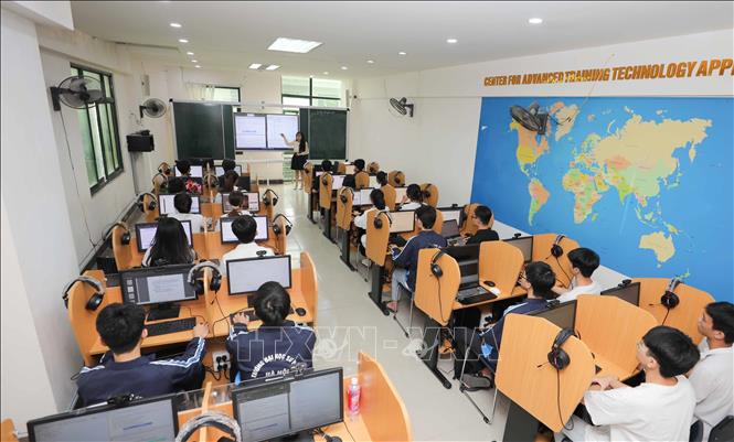 Khoa Công nghệ thông tin hiện đang quản lý 15 phòng máy thực hành với hơn 400 máy tính với đầy đủ trang thiết bị hiện đại (máy chiếu, bảng tương tác, hệ thống trợ giảng cùng nhiều các thiết bị phục vụ thực hành môn học chuyên ngành) đều được kết nối internet tốc độ cao, đáp ứng đầy đủ các yêu cầu đào tạo, thực hành của các bậc học. Ảnh: Thanh Tùng - TTXVN 