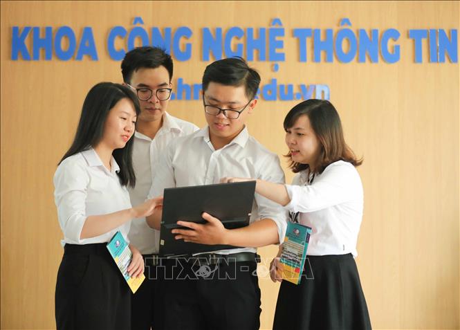 Được sự quan tâm của lãnh đạo nhà trường, nhiều cán bộ trẻ được tuyển dụng và cử đi học tiến sĩ trong và ngoài nước làm cho lực lượng cán bộ giảng dạy của khoa ngày một tốt lên cả về chất lượng và số lượng. Ảnh: Thanh Tùng - TTXVN 