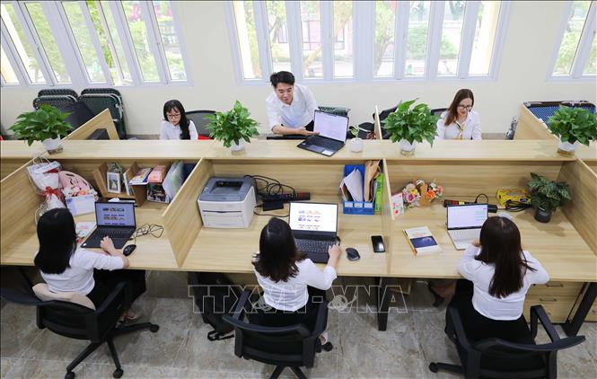 Tập thể cán bộ Khoa CNTT không chỉ đảm nhiệm khối lượng đào tạo lớn mà còn đạt được những kết quả rất đáng khích lệ trong nghiên cứu khoa học: 2 đề tài cấp Nhà nước, 3 đề tài NAFOSTED, 25 đề tài cấp Bộ... Ảnh: Thanh Tùng - TTXVN 