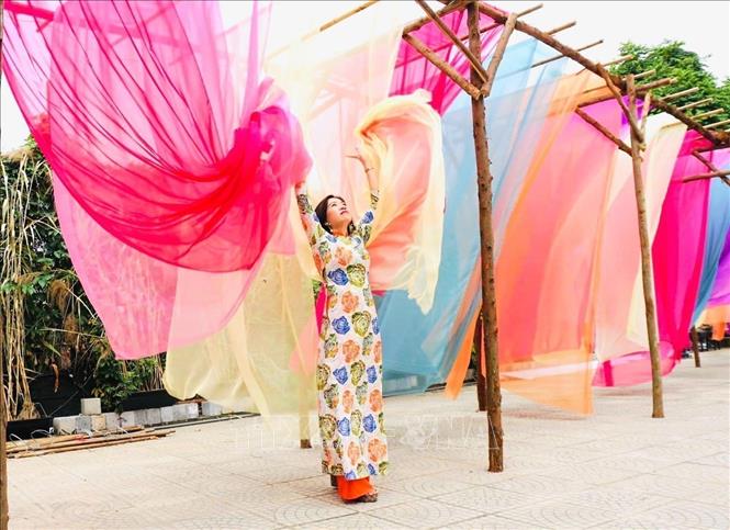 Rực rỡ sắc lụa tại Tuần Văn hóa Du lịch, Thương mại làng nghề dệt lụa Vạn Phúc . Ảnh: TTXVN phát