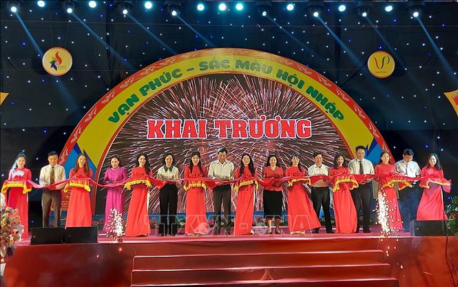 Các đại biểu cắt băng khai mạc Tuần Văn hóa Du lịch, Thương mại làng nghề dệt lụa Vạn Phúc. Ảnh: Đinh Thuận - TTXVN