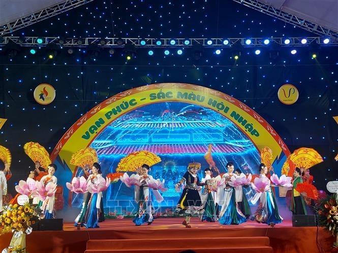 Sôi động chương trình nghệ thuật tại Tuần Văn hóa Du lịch, Thương mại làng nghề dệt lụa Vạn Phúc. Ảnh: Đinh Thuận - TTXVN