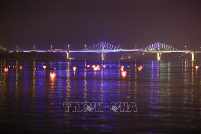 Hoa đăng được thả trên sông Đà phía hạ lưu thủy điện Hòa Bình. Ảnh: Trọng Đạt - TTXVN