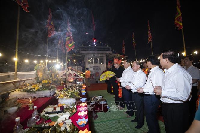 Lãnh đạo UBND tỉnh Hòa Bình thực hiện nghi lễ cầu ngư. Ảnh: Trọng Đạt - TTXVN