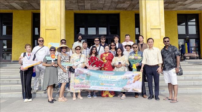 Lãnh đạo Sở Du lịch Quảng Ninh đón và tặng hoa đoàn Farmtrip Ấn Độ tại Cảng tàu du lịch quốc tế Hòn Gai. Ảnh: Văn Đức - TTXVN