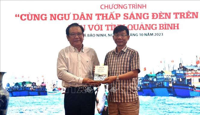 Chương trình dành tặng 200 suất quà cho ngư dân Quảng Bình. Ảnh: Võ Dung - TTXVN