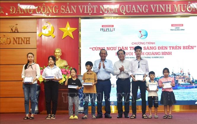 Trao tặng quà cho các học sinh là con em ngư dân vượt khó học giỏi. Ảnh: Võ Dung - TTXVN