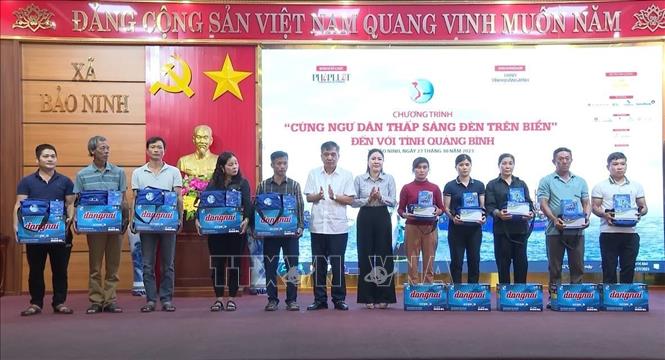 Đại diện lãnh đạo tỉnh Quảng Bình tặng quà cho các ngư dân. Ảnh: Võ Dung - TTXVN