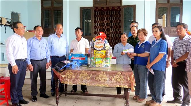 Nguyên Phó Thủ tướng Thường trực Trương Hòa Bình cùng đại diện lãnh đạo tỉnh Quảng Bình và Ban tổ chức đến thăm, tặng quà gia đình ngư dân Phạm Hải (thôn Hà Thôn, xã Bảo Ninh, thành phố Đồng Hới, tỉnh Quảng Bình). Ảnh: Võ Dung - TTXVN