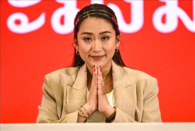 Bà Paetongtarn Shinawatra, thành viên đảng Pheu Thai (Vì nước Thái) trong cuộc họp báo tại Bangkok, ngày 15/5/2023. Ảnh: AFP/TTXVN