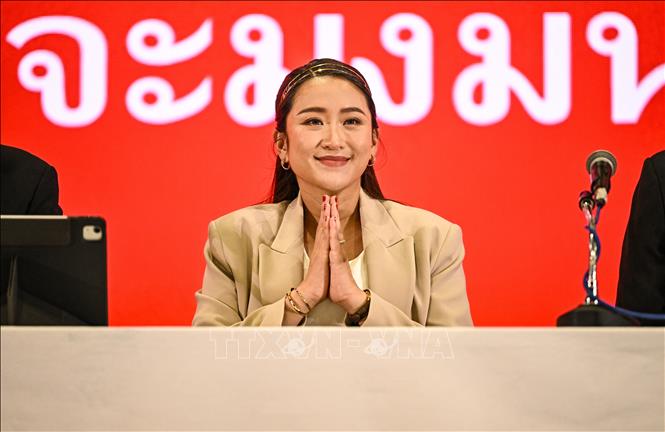 Bà Paetongtarn Shinawatra, thành viên đảng Pheu Thai (Vì nước Thái) trong cuộc họp báo tại Bangkok, ngày 15/5/2023. Ảnh: AFP/TTXVN