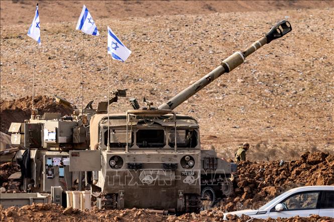 Pháo tự hành M109 155mm của quân đội Israel được triển khai gần Sderot, giáp với Dải Gaza, ngày 27/10/2023. Ảnh: AFP/TTXVN