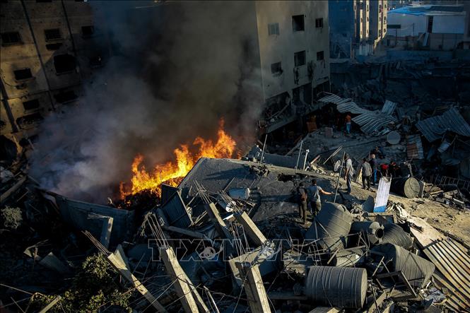 Tòa nhà bị phá hủy sau cuộc oanh kích của không lực Israel xuống thành phố Gaza, ngày 26/10/2023. Ảnh: AFP/TTXVN