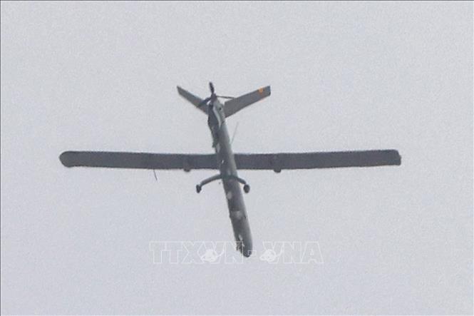 Máy bay không người lái Elbit Hermes 450 của Israel bay gần vùng trời Sderot, giáp giới Dải Gaza ngày 27/10/2023. Ảnh: AFP/TTXVN