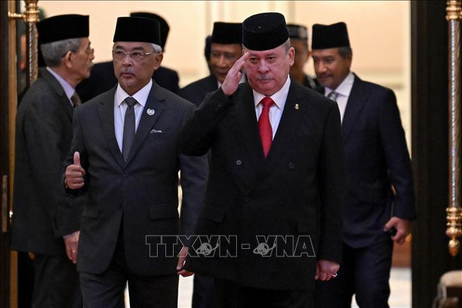 Quốc vương Malaysia Al-Sultan Abdullah Ri'ayatuddin Al-Mustafa Billah Shah (thứ 2, trái) và Tiểu vương Sultan Ibrahim Sultan Iskandar (thứ 2, phải) của bang Johor sau cuộc bầu chọn Quốc vương mới của Malaysia tại Kuala Lumpur ngày 27/10/2023. Ảnh: AFP/TTXVN