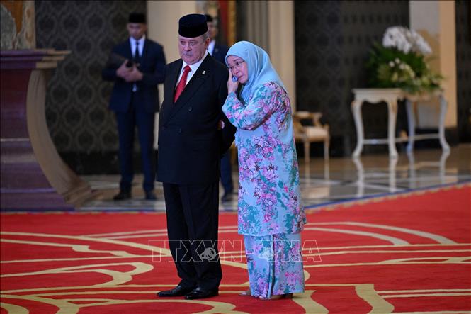 Tiểu vương Sultan Ibrahim Sultan Iskandar (trái) của bang Johor sau khi được bầu chọn làm Quốc vương tiếp theo của Malaysia tại Kuala Lumpur ngày 27/10/2023. Ảnh: AFP/TTXVN