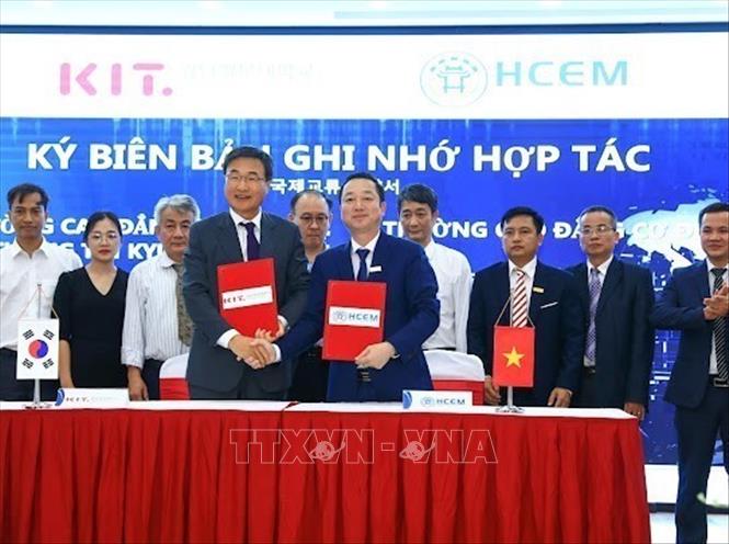 Ngày 26/10/2023, tại Hà Nội, Hiệu trưởng Trường cao đẳng Cơ điện Hà Nội Đồng Văn Ngọc và Hiệu trưởng Trường cao đẳng Công nghệ thông tin KYUNGNAM (Hàn Quốc) Kim Dai Sik ký kết Biên bản ghi nhớ và hợp tác. Ảnh: Hoàng Hiếu – TTXVN       