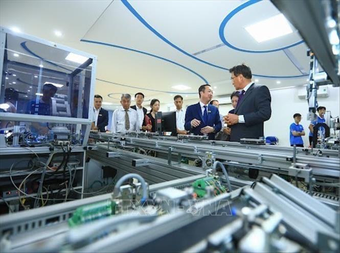 Đại biểu tham quan Khoa điện - nơi có cơ sở vật chất khang trang, trang thiết bị tiên tiến nhất nhập khẩu từ CHLB Đức. Ảnh: Hoàng Hiếu - TTXVN