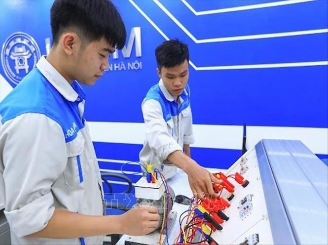 Sinh viên học tại lớp học mô phỏng, có ngay kết quả khi thực hành điện. Ảnh: Hoàng Hiếu - TTXVN 