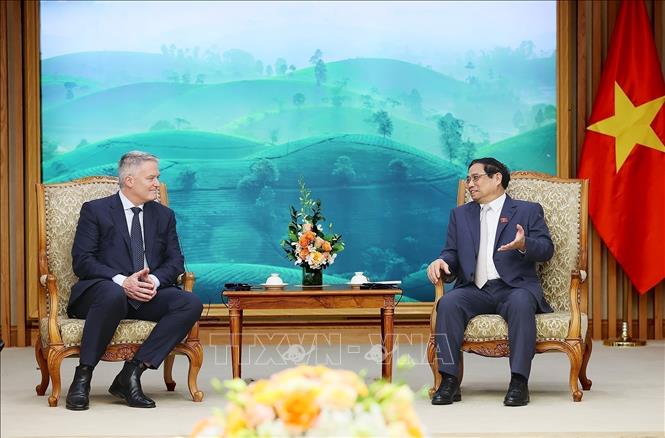 Prime Minister Pham Minh Chinh receives OECD Secretary-General Mathias Cormann. VNA Photo: Dương Giang