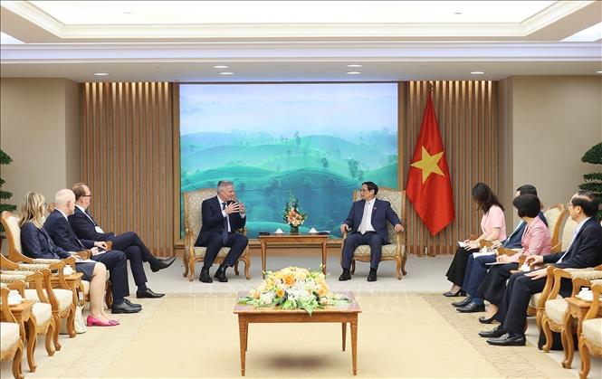 Prime Minister Pham Minh Chinh receives OECD Secretary-General Mathias Cormann. VNA Photo: Dương Giang
