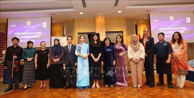 Đại sứ Trần Anh Vũ và phu nhân (áo dài xanh) cùng các quan khách và nghệ sĩ 2 nước Việt Nam - Brunei tại sự kiện Ảnh: TTXVN phát 