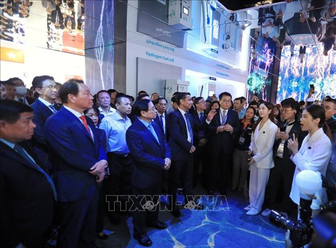 Thủ tướng Phạm Minh Chính cùng các đại biểu tham quan Triển lãm quốc tế Đổi mới sáng tạo Việt Nam năm 2023. Ảnh: Tuấn Anh - TTXVN