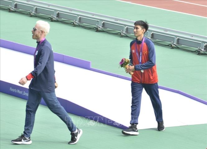 VĐV Phạm Nguyễn Khánh Minh giành HCB môn điền kinh ở ASIAN PARA GAMES 4. Ảnh: TTXVN phát