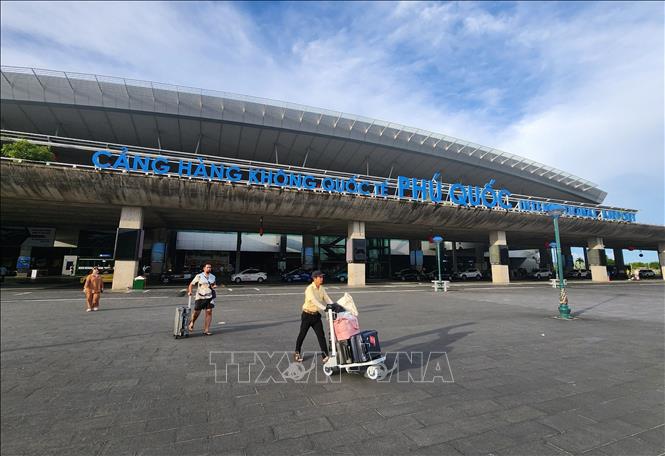 Khách quốc tế đến tham quan, du lịch đảo ngọc Phú Quốc làm thủ tục nhập cảnh tại Sân bay quốc tế Phú Quốc (Kiên Giang). Ảnh: Lê Huy Hải - TTXVN