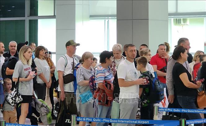 Khách quốc tế đến tham quan, du lịch đảo ngọc Phú Quốc làm thủ tục nhập cảnh tại Sân bay quốc tế Phú Quốc. Ảnh: Lê Huy Hải - TTXVN
