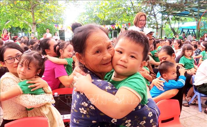 Sau phần chia sẻ hữu ích của diễn giả chương trình, những cái ôm đúng cách và ấm áp yêu thương của phụ huynh và các em nhỏ diễn ra ngay tại sân khấu chương trình. Ảnh: Võ Dung - TTXVN
