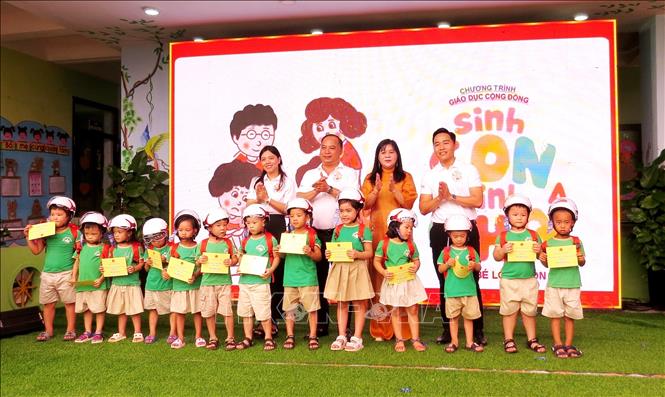Trao tặng 250 phần quà cho các em nhỏ tham gia chương trình. Ảnh: Võ Dung - TTXVN