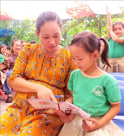 Chương trình đã góp phần trang bị, nâng cao kiến thức, kinh nghiệm và kỹ năng nuôi dạy con cho các bậc phụ huynh, giúp các bé được nuôi dạy lớn khôn và phát triển tiềm năng trong vòng tay yêu thương của gia đình. Ảnh: Võ Dung - TTXVN