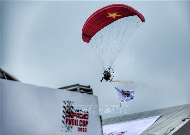 Trình diễn dù lượn tại lễ khai mạc Giải đua xe ô tô địa hình Việt Nam PVOIL CUP 2023. Ảnh: Tuấn Đức - TTXVN