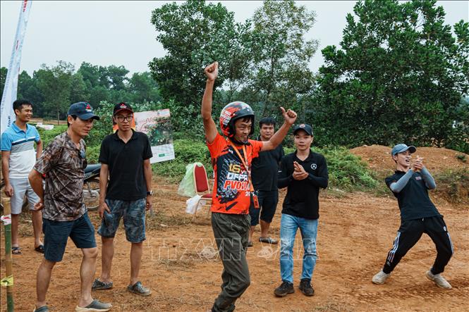 VDV Đỗ Hoàng Trung (đội 210) ăn mừng thành tích thi đấu tại đường đua số 9. Ảnh: Phạm Tuấn Anh - TTXVN
