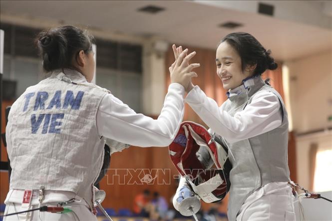 Các VĐV thi đấu nội dung kiếm liễu đồng nội nam nữ. Ảnh: Minh Quyết - TTXVN