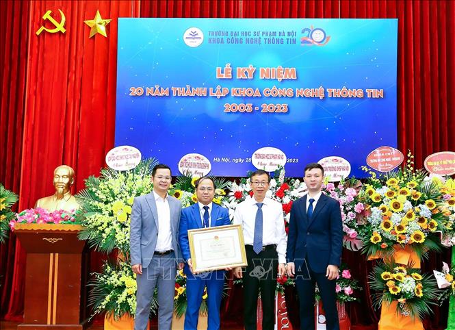 Trong lễ kỷ niệm 20 năm thành lập, Khoa CNTT cùng PGS.TS Trần Đăng Hưng - Trưởng khoa vinh dự nhận Bằng khen của Bộ trưởng Bộ Giáo dục và Đào tạo. Ảnh: Thanh Tùng - TTXVN