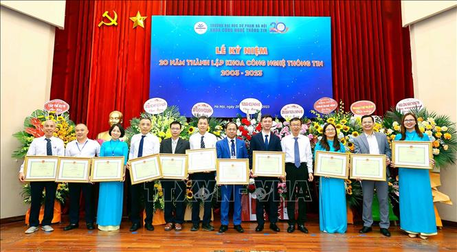Tuyên dương, khen thưởng tập thể và cá nhân trong lễ kỷ niệm 20 năm thành lập khoa CNTT. Ảnh: Thanh Tùng - TTXVN