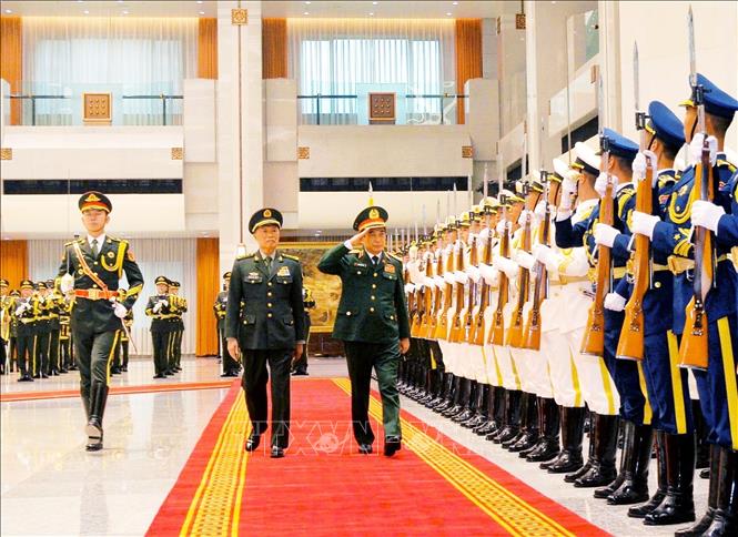Thượng tướng Hà Vệ Đông, Phó Chủ tịch Quân ủy Trung ương Trung Quốc và Đại tướng Phan Văn Giang, Bộ trưởng Bộ Quốc phòng Việt Nam duyệt đội danh dự. Ảnh: Mạnh Cường – PV TTXVN tại Trung Quốc