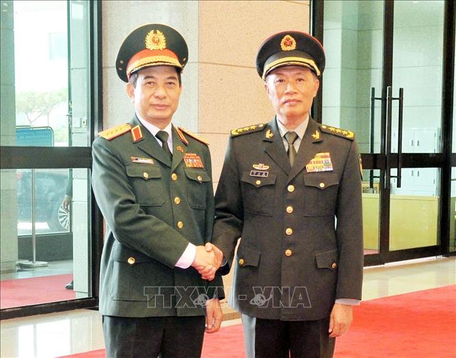 Thượng tướng Hà Vệ Đông, Phó Chủ tịch Quân ủy Trung ương Trung Quốc đón Đại tướng Phan Văn Giang, Bộ trưởng Bộ Quốc phòng Việt Nam. Ảnh: Mạnh Cường – PV TTXVN tại Trung Quốc