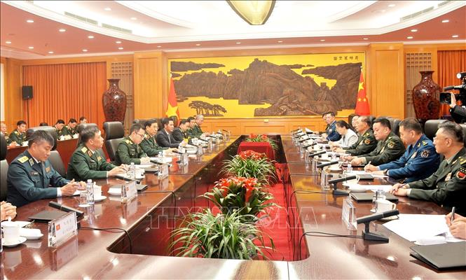 Đại tướng Phan Văn Giang, Bộ trưởng Bộ Quốc phòng Việt Nam hội đàm với Thượng tướng Hà Vệ Đông, Phó Chủ tịch Quân ủy Trung ương Trung Quốc. Ảnh: Mạnh Cường – PV TTXVN tại Trung Quốc