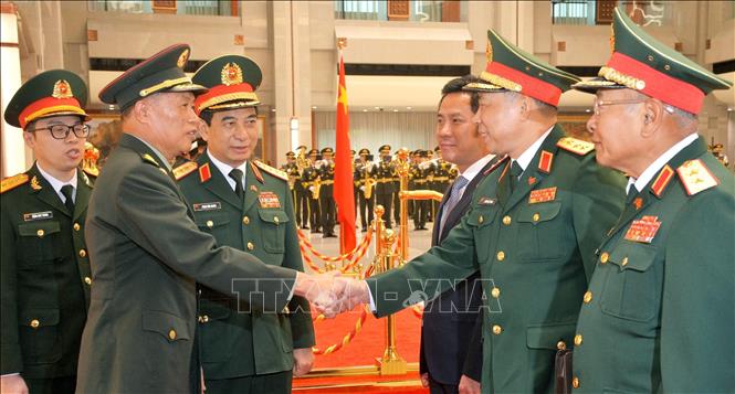 Thượng tướng Hà Vệ Đông, Phó Chủ tịch Quân ủy Trung ương Trung Quốc với thành viên Đoàn đại biểu cấp cao Bộ Quốc phòng Việt Nam. Ảnh: Mạnh Cường – PV TTXVN tại Trung Quốc