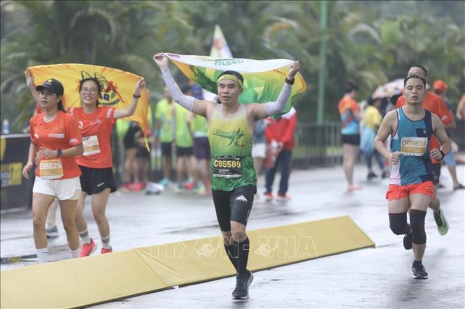 Các VĐV tham gia chạy các cự ly tại Giải chạy Long Biên Marathon 2023. Ảnh: Minh Quyết - TTXVN