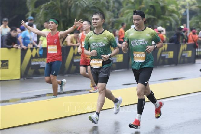 Các VĐV tham gia chạy các cự ly tại Giải chạy Long Biên Marathon 2023. Ảnh: Minh Quyết - TTXVN